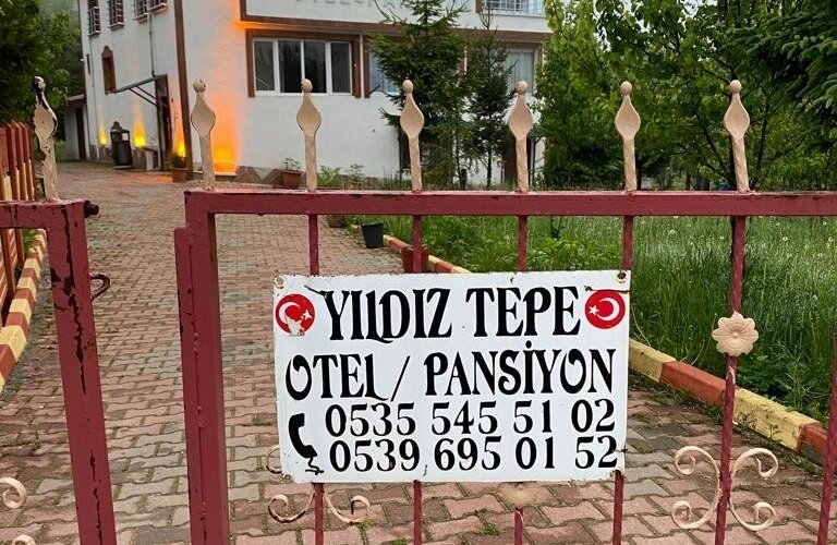الفندق غرفة صغيرة ولكن في منطقة جميله وفيه بيوت صغيرة جميله جدا