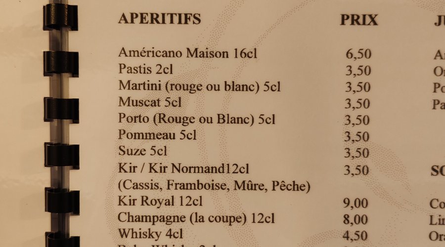 le 29 mai 2023 
en réponse à un commentaire du 28 mai de Nicole M  qui ne c'est pas lire une carte ou faire la différence entre kir et kir royal (pétillant) chez nous kir royal est au champagne