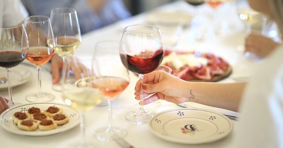 Degustazione guidata nell'accogliente sala.