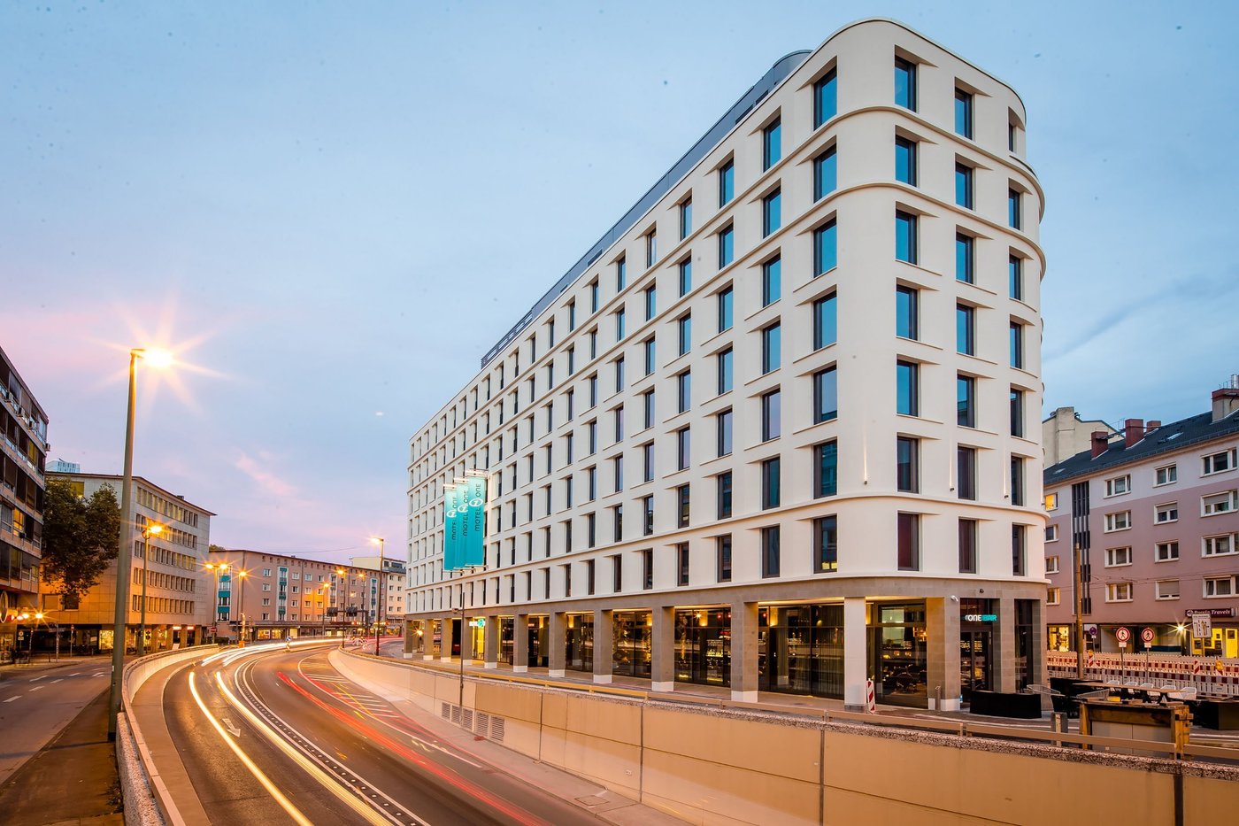 HOTEL MOTEL ONE FRANKFURTRÖMER (ALEMANHA) 215 fotos, comparação de