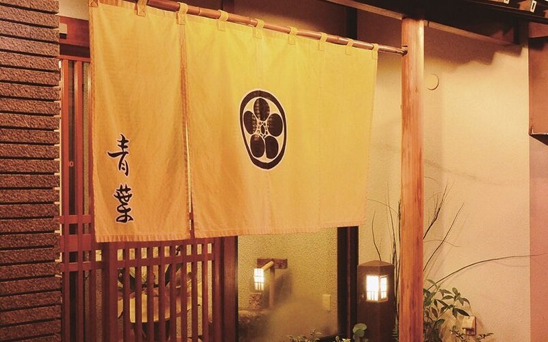 鹿児島の郷土料理と「黒豚しゃぶしゃぶ」「黒豚トンカツ」など黒豚料理の専門店です。また指宿のご当地グルメ「温たまらん丼980円」や「名物黒豚チャンポン950円」などもあり気軽に利用できる店です。
