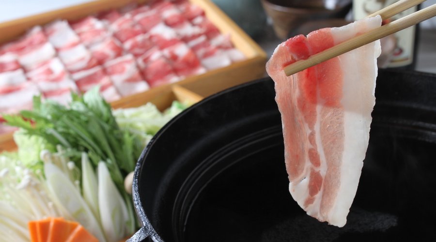 鹿児島の黒豚料理の美味しい店です。「黒豚のしゃぶしゃぶ」「黒豚トンカツ」が人気あります。また鹿児島の郷土料理もあります。また鰻のかば焼き、和牛ステーキ、お刺身盛合せなどもあります。さらにウイスキー、日本酒、焼酎などのドリンクメニューも豊富にそろっています。   