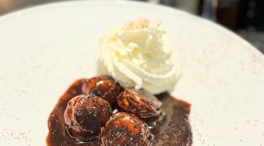Profiteroles bañados en chocolate