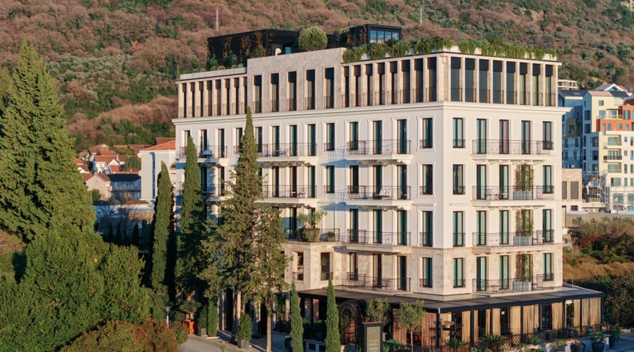 Set in Tivat, 300 meters from Ponta Seljanova Beach, Porto Palace Suites offers accommodation with a fitness center, free private parking, a restaurant and a bar. Boasting a casino, the hotel is close to several noted attractions, around 600 meters from Waikiki Beach Tivat, 1.3 km from Gradska Beach and less than 1 km from Porto Montenegro Marina. The accommodation features a 24-hour front desk, airport transfers, room service and free Wi-Fi throughout the property.