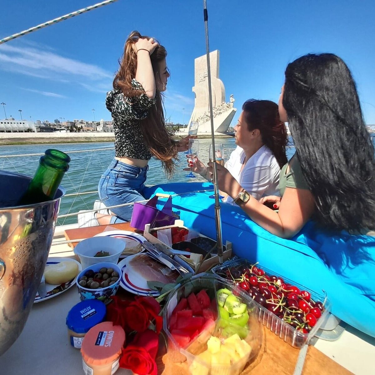 passeio-de-barco-pelo-rio-tejo-em-lisboa-com-uma-bebida-de-boas-vindas