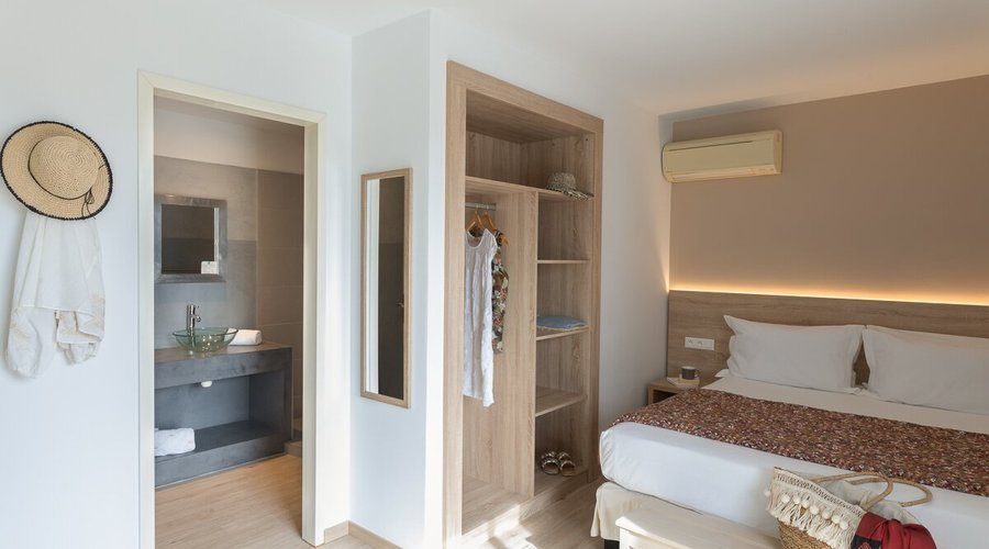 Chambre Supérieure double  Chambre de 20m² environ (sanitaires compris), salle de douche, lit de 160 cm. Élégante avec baie vitrée et terrasse privée.   