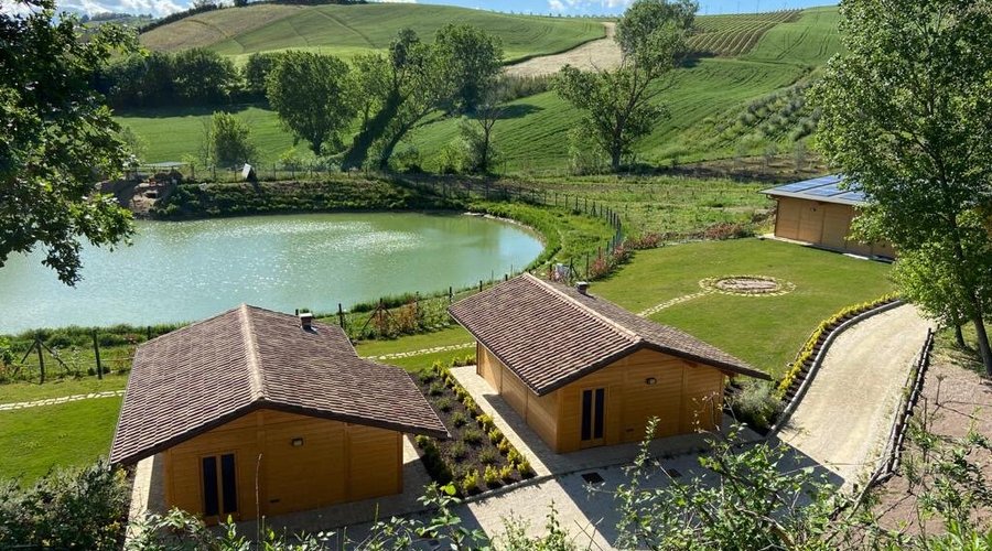 Baite in legno immerse nella natura con vista sul lago. A vostra disposizione una cucina attrezzata, bagno con doccia e lavatrice, camera con ampio armadio e area esterna riservata. Capienza max di 4 persone per ogni appartamento, Green House con letto matrimoniale e divano letto matrimoniale e Yellow House con letto matrimoniale e letto a castello.  Ampio giardino in comune e area giochi per i più piccoli. Animali ammessi.