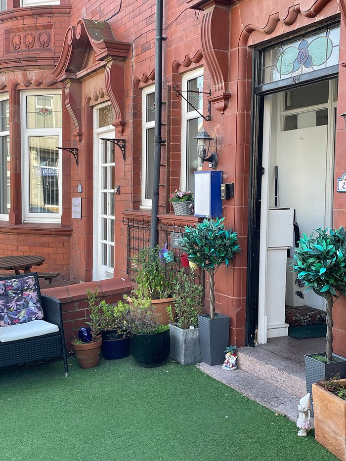 THE BEAUCLIFFE - Prices & B&B Reviews (Blackpool, England)