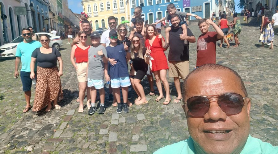 Nosso Guia Nivaldo em um city no Pelourinho.