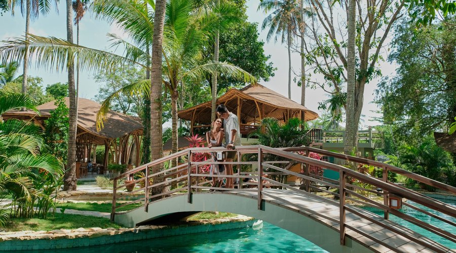 Tropik restaurant and pool area