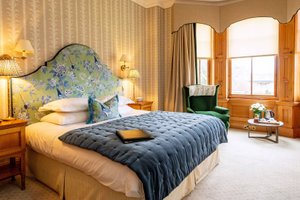 Room & Suite