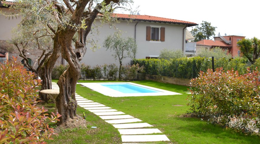 Giardino con piscina