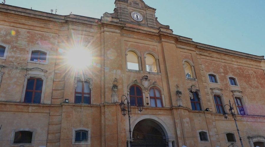 Ristorante Pizzeria nel Centro Storico di Matera, con una splendida vista su Piazza Vittorio Veneto e sui Rioni Sassi, con la Cattedrale sullo sfondo. Tavoli all'aperto e al chiuso. Cucina tradizionale tipica lucana, a base di carne e di pesce. Pizze tradizionali, bianche e speciali, a pranzo e a cena.