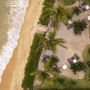 Santa Aldeia é um hotel intimista e luxuoso localizado na Praia do Parracho. Em frente a uma das mais belas praias de Arraial D’Ajuda, este refúgio é perfeito para relaxar ou passear com amigos e sua família.