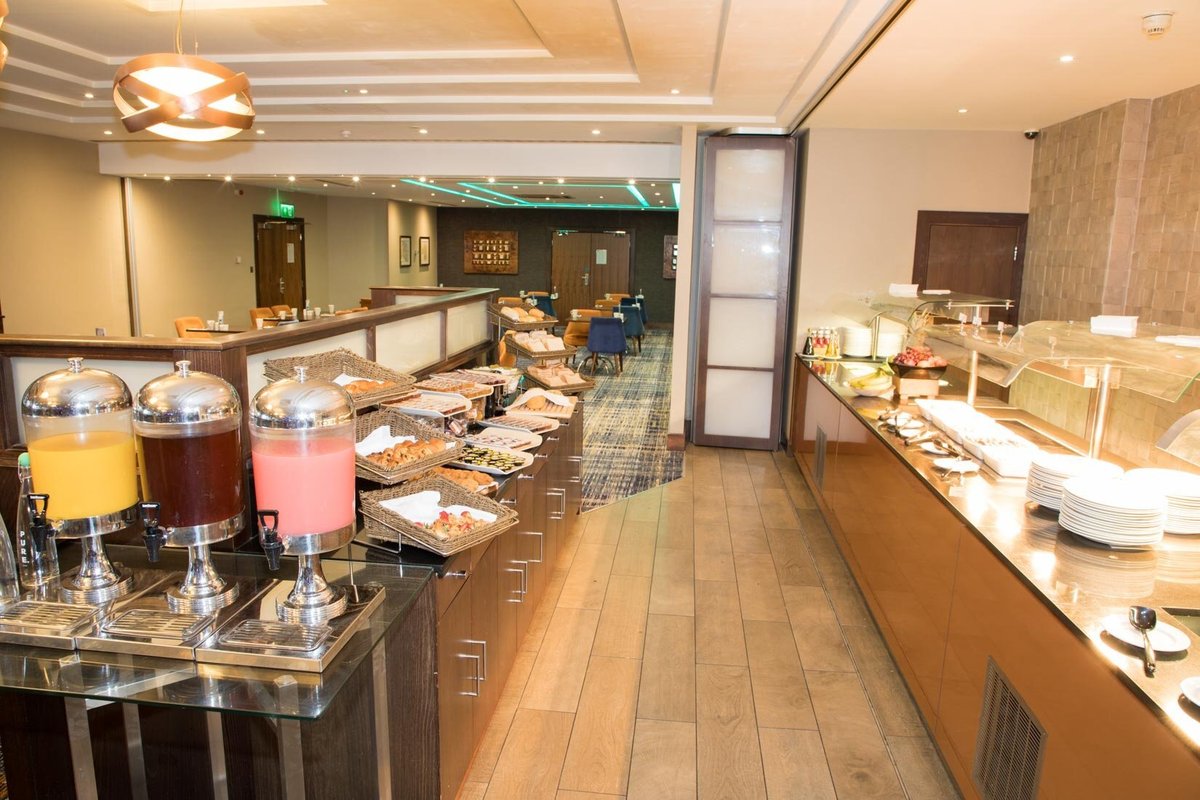 Crowne Plaza London - Gatwick Airport, an IHG Hotel Parking: Pictures ...