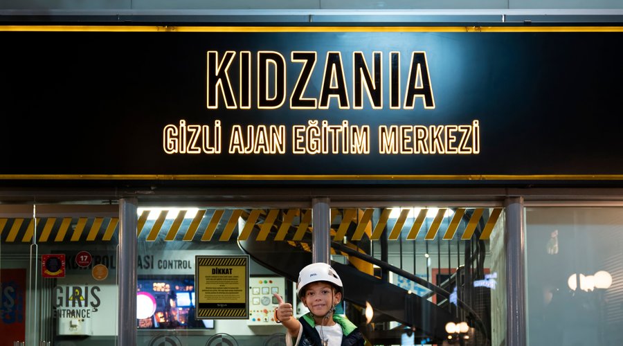 KidZania istanbul’da aksiyona var mısınız? Filmlerde gördüğünüz gizli ajanlardan olmak istiyorsanız stajyer ajan olarak göreve başlayabilirsiniz. Ajan olmanın ilk şartı cesur olmaktır. Gizli ajan merkezimizde lazer odasındaki ışınlara değmeden çıkışı bulacak, bir sonraki etapta ise denge ve konsantrasyon becerilerini geliştiren vortex tüneline gireceksiniz. Örümcek ağı ve köprü parkurlarını da geçtikten sonra serbest düşüş yaparak eğitimleri tamamlayacak ve KidZania’nın cesur ajanları arasında y