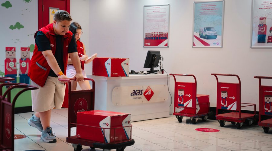 Paketler teslim alındı rotalar belirlendi. Burası Aras Kargo! Hızlı ekibi ile her zaman güvenle ve tam zamanında teslimatları gerçekleştirir! Siz de en hızlı benim, haritayı en çabuk ben okurum diyorsanız en kısa süre içinde ekibimizde yerinizi alın!
 