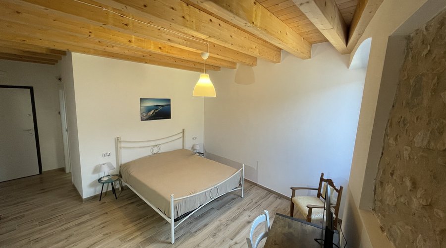 ISOLA DI SAN BIAGIO - Camera con lettoo matrimoniale di 17.90 mq con bagno privato di 6.20mq, si trova al primo piano.
