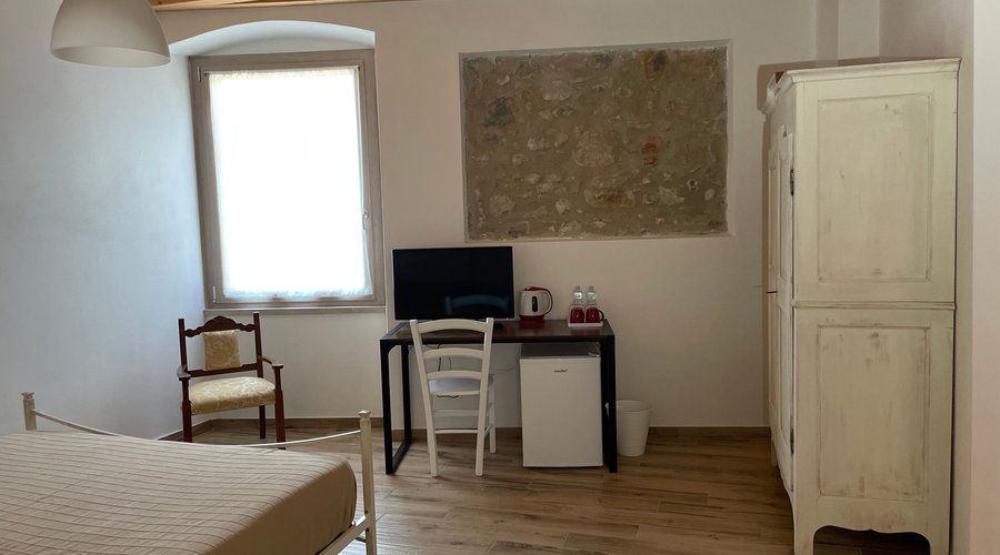 ISOLA DI SAN BIAGIO - Camera con lettoo matrimoniale di 17.90 mq con bagno privato di 6.20mq, si trova al primo piano.