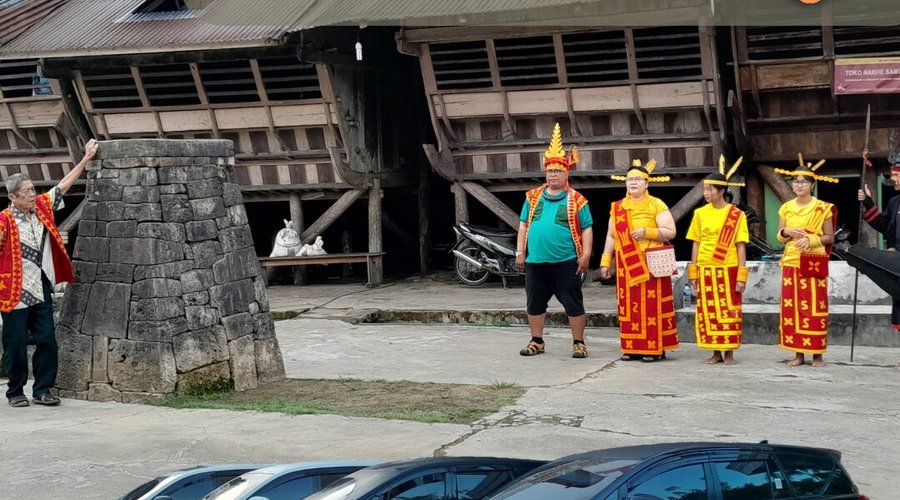 Menikmati atraksi Lompat Batu Nias Selatan 