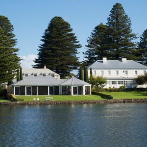A prime central location, Douglas Riverside offers an idyllic stay on the banks of the Moyne River.   We are unique with a reception desk, our accommodation offers 2 x three bedroom self-contained houses,  a one bedroom apartment and 2 individual private bedrooms.  All bedrooms have there own en-suite bathrooms.   Located at the one address, 85 Gipps Street.  There is free car parking and Wifi.   Explore the delightful town centre at your leisure.    