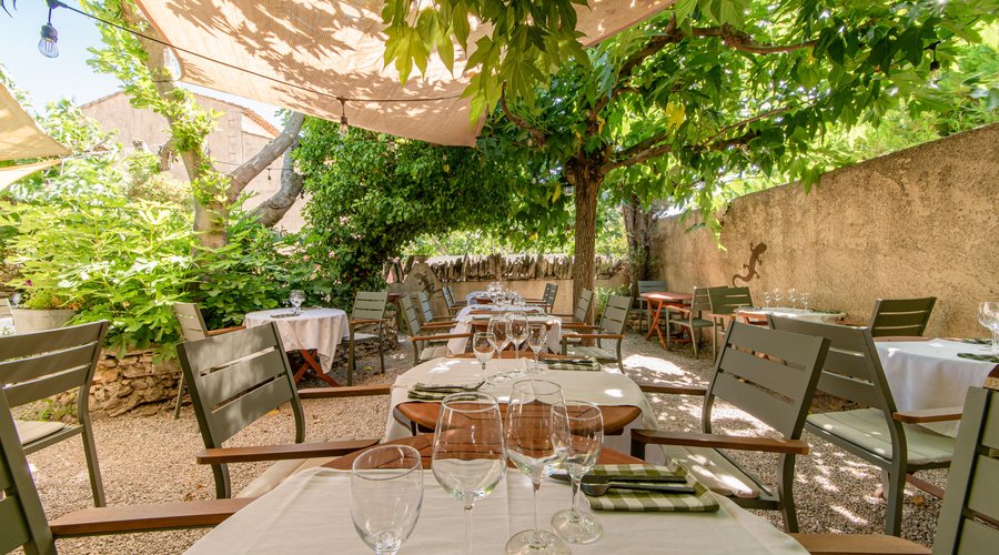 Terrasse des cigales, à l'ombre des muriers platanes & figuiers