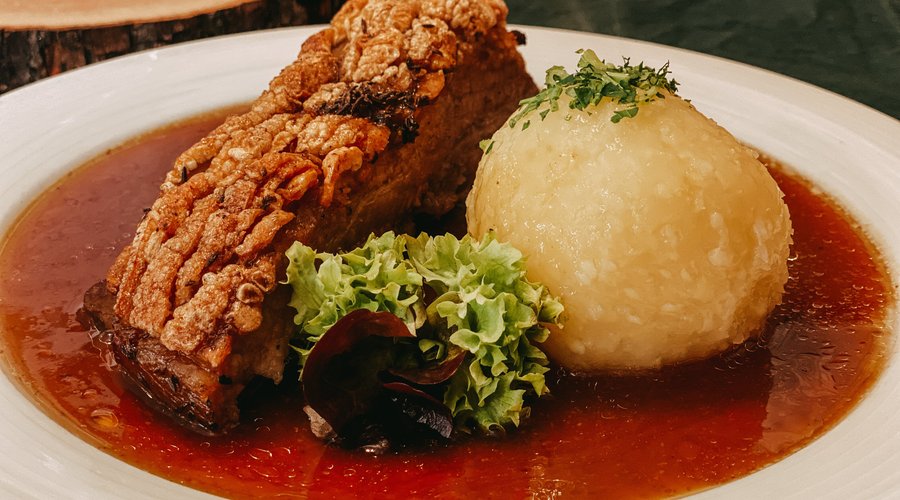 Spezielle Angebote am Wochenende wie unseren Krustenbraten
