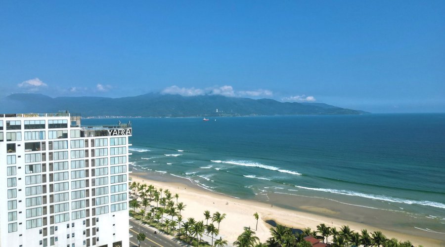 Đắm chìm trong khung cảnh mê hoặc với các hạng phòng view biển tại Yarra Ocean Suites Danang, một khách sạn view biển Đà Nẵng và ngắm nhìn toàn cảnh bãi biển Mỹ Khê tuyệt đẹp tại hồ bơi ngoài trời của chúng tôi. ---(ENGLISH)--- Immerse yourself in the enchanting scenery with sea view rooms at Yarra Ocean Suites Danang, a Da Nang hotel. Enjoy panoramic views of the beautiful My Khe beach at our outdoor swimming pool.