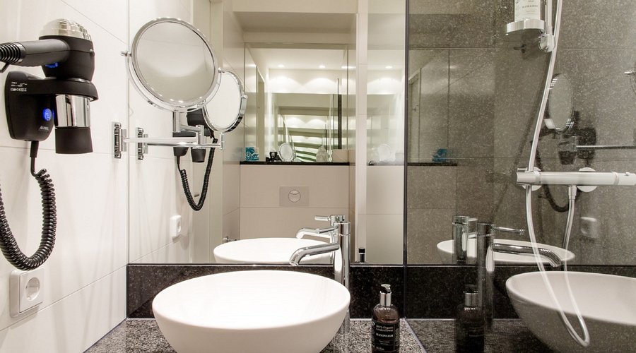 Motel One Glasgow Bathroom