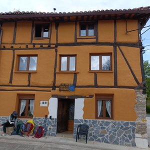La casa a graticcio che ospita l'albergue parroquial