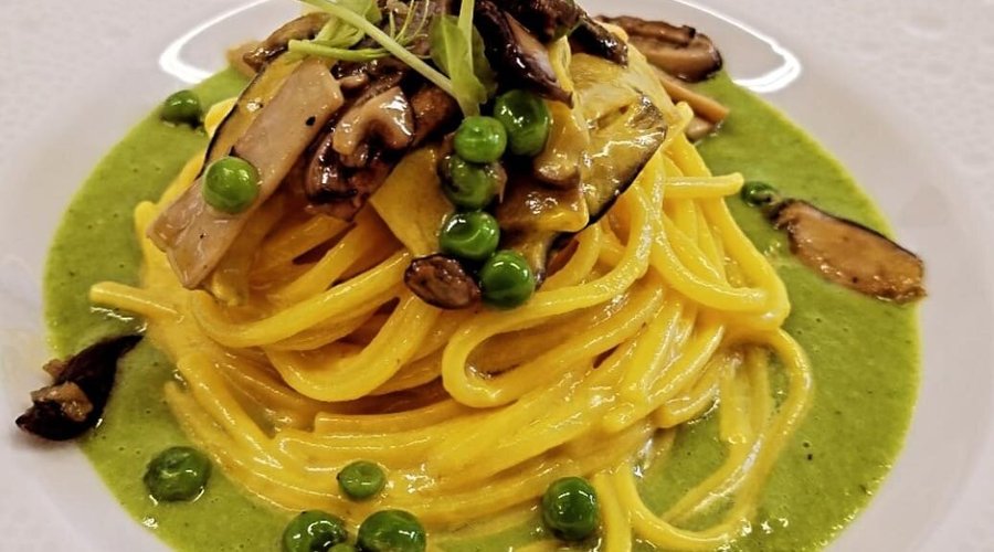 Chitarra zafferano piselli e funghi