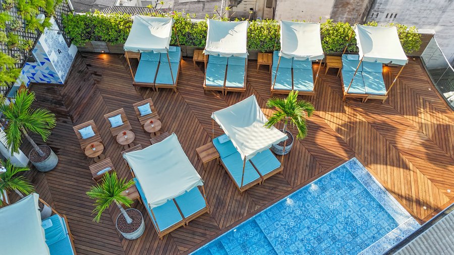 Espaço de lazer na área da piscina, bom para desfrutar de bons drinks e petiscos à beira da piscina.
