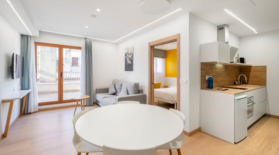 Kitchen and living area in triple superior apartment || Apartamento triple superior: cocina y salón comedor