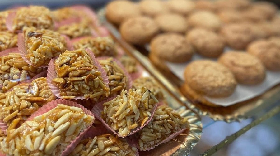 Kató : croccante con mandorle e zucchero caramellato. Amaretti: biscotti con base di mandorle amare e dolci. 
