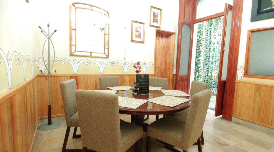 Comedor redondo, área de negocios o trabajo privado con acceso a jardín secreto