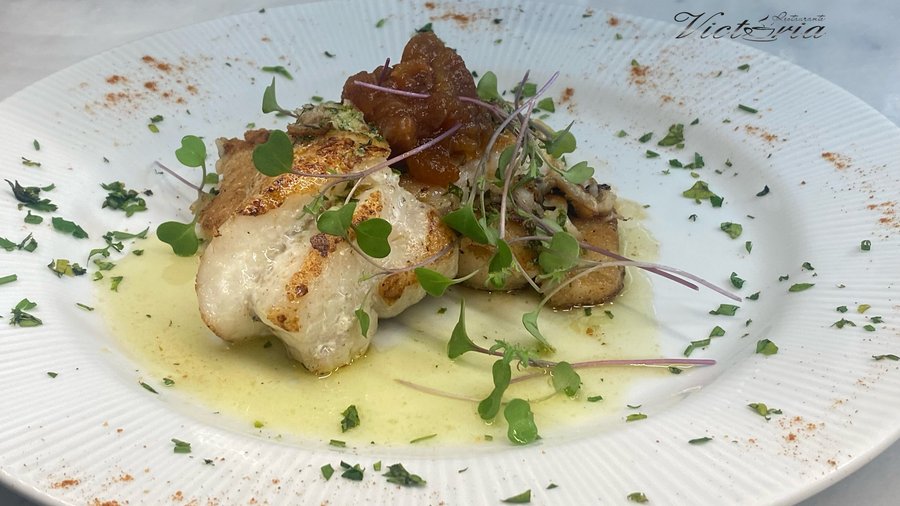 🇵🇹 O misto de peixe grelhado, é um dos pratos que encontra no Restaurante Victória, com assinatura do Chef Paulo Catanho, em mais uma assinatura de eleição.   Horário de funcionamento: 11:00-22:30   🇬🇧The mixed grilled fish is one of the dishes you can find at Victória Restaurant, designed by Chef Paulo Catanho, another signature dish.  Opening hours: 11am-10:30pm   ☎️+351 291 221 710 🏠Avenida do Infante-Edifício Quinta Vitória Loja nº 28D-9000 Funchal-Madeira  🖥️ Facebook,Instagram,Google