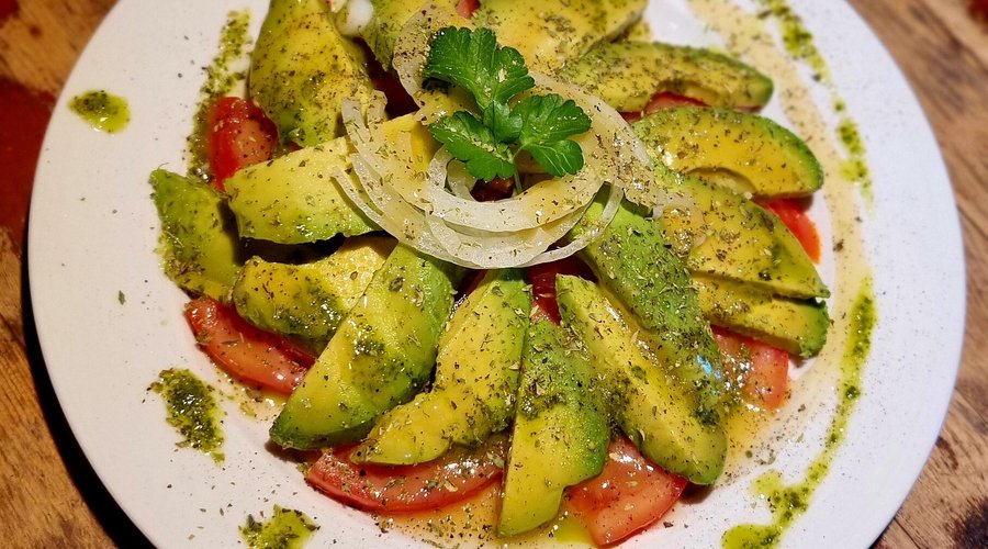 Ensalada De TOMATE, AGUACATE Y CEBOLLA.