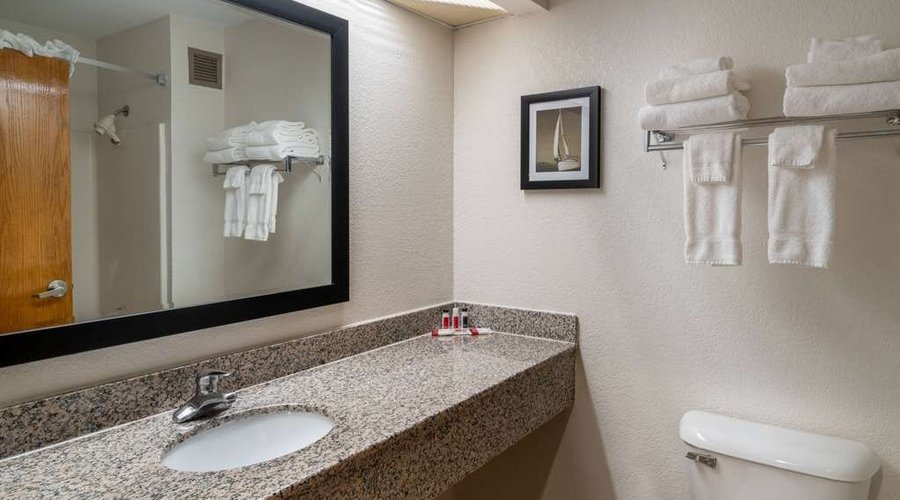Guest room bath