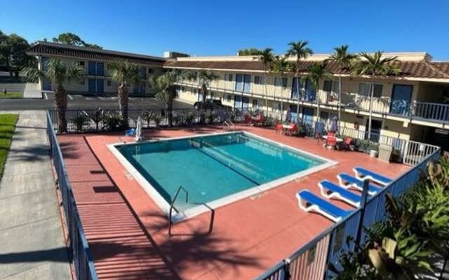 Motel Riviera Beach FL Pool