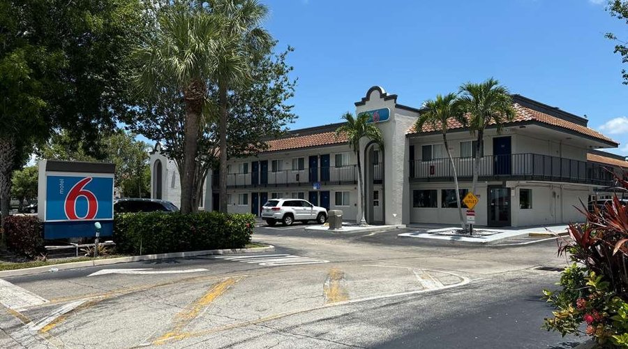 Motel Riviera Beach FL Exterior