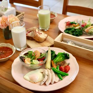 早餐提供全手工製作餐點，湯品、沙拉、酸種麵包、蔬菜、舒肥雞肉、鮮榨果汁或鮮奶。包含沙拉的油醋醬，餐桌上的每一個細節都是親手製作。餐點內容會依購買食材而有變更
