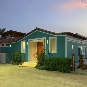 En el corazón del Archipiélago de Los Roques, donde el mar Caribe se fusiona con el cielo azul, se encuentra el Macanao Lodge, un oasis de lujo y confort que te invita a vivir una experiencia inolvidable.