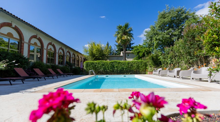 Une belle vue sur la piscine sécurisée