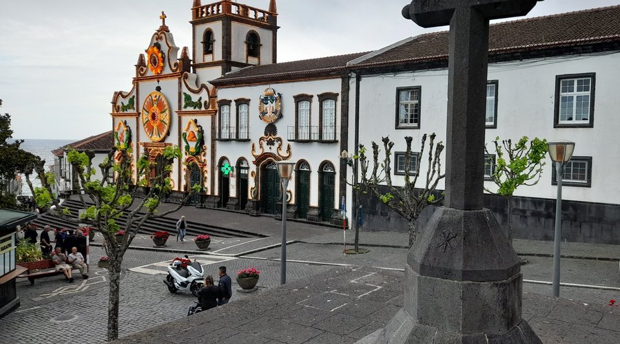 Cruz e igreja da Misericordia.