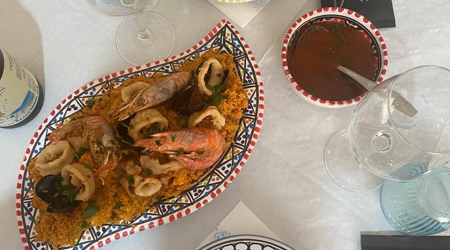 Cous cous di pesce con aggiunta di calamari e gamberi fritti