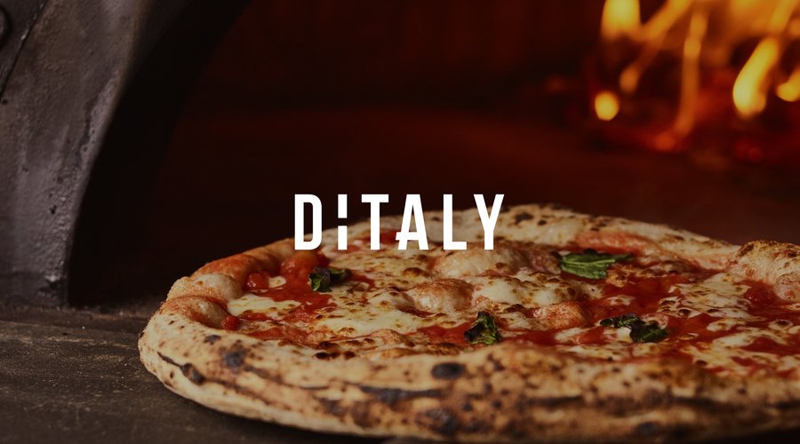 Aquí la pizza se come con tijera. Una experiencia sorprendente a través de una cocina con estilo. En Ditaly nos gusta diferenciarnos desde la elegancia porque tú confeccionas la pizza a tu medida, personalizando los ingredientes en función de tu gusto. Nosotros ponemos la base y tú el estilo. Te llevamos los ingredientes cocinados a la mesa para que puedas personalizar la pizza a tu manera y compartirla cómo y con quién quieras.