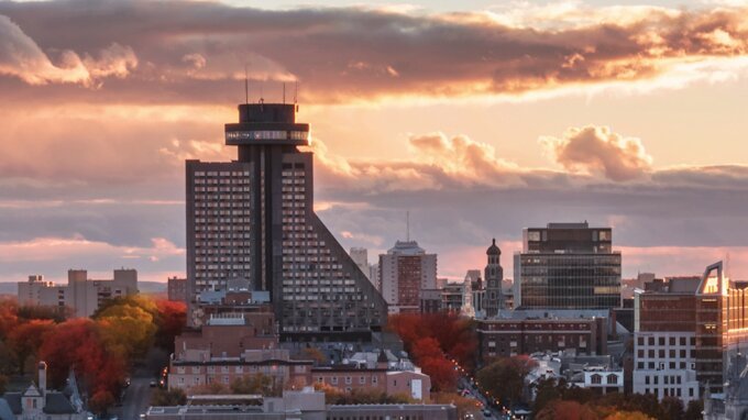 Découvrez l'Hôtel Concorde à Québec, un joyau au cœur de la ville ! Profitez de chambres luxueuses avec des vues panoramiques spectaculaires sur le fleuve Saint-Laurent et le Vieux-Québec. Détendez-vous au spa, nagez dans la piscine intérieure chauffée, et savourez une cuisine exquise au restaurant Ciel!, situé au 28e étage. Idéal pour les vacances, les voyages d'affaires et les événements spéciaux, l'Hôtel Concorde vous garantit un séjour inoubliable.