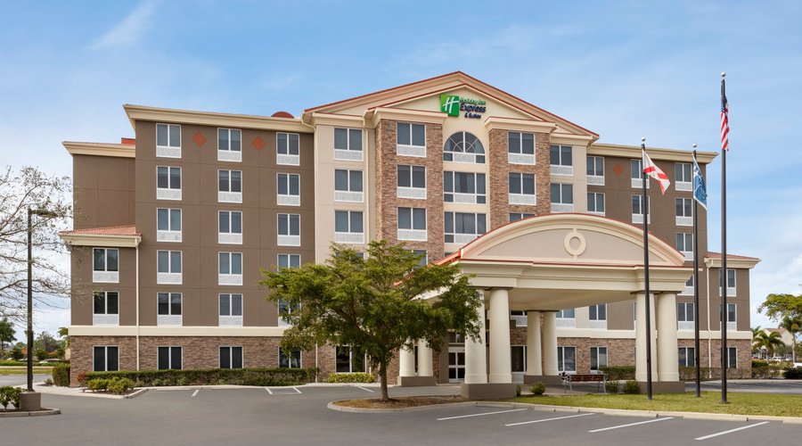 Welcome to the Holiday Inn Express & Suites located in Ft Meyers