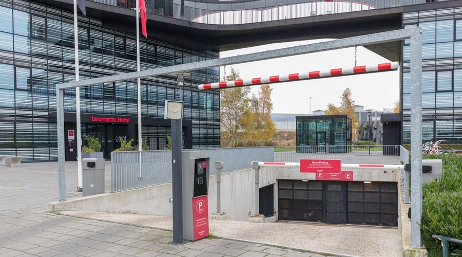 Leonardo Hotel Groningen Exterior Parking