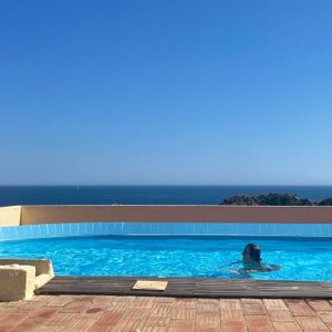 La mesa de ping pong en el interior, la piscina de la azotea con vistas al mar.